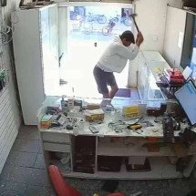 Homem destrói loja de celular com marreta em Montes Claros - redes sociais/divulgação