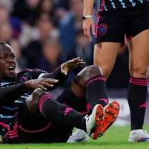 Usain Bolt sofre lesão e deixa campo de maca em jogo com astros do futebol - No Ataque Internacional