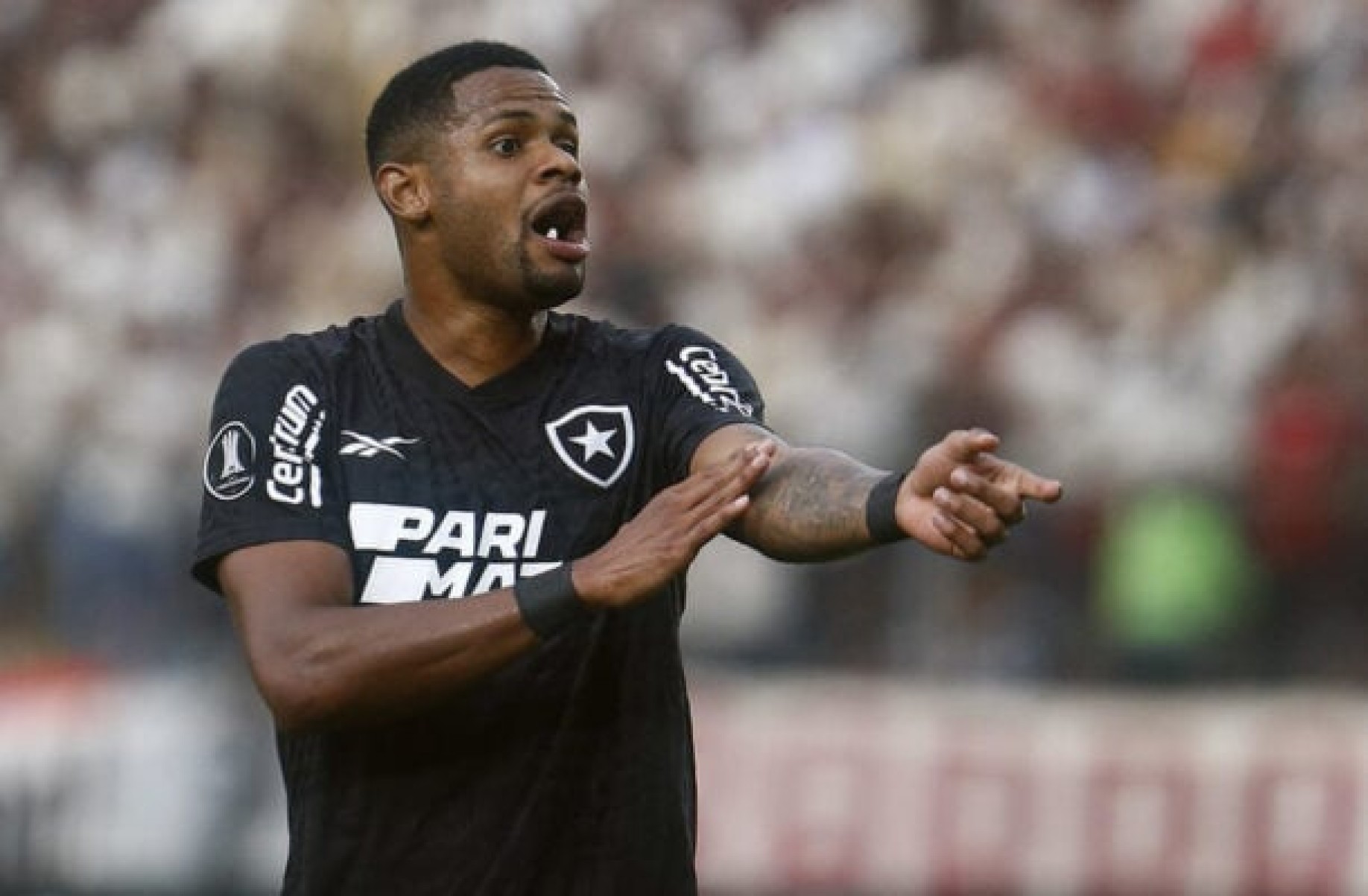 Após recado, Botafogo negocia renovação do atacante Júnior Santos