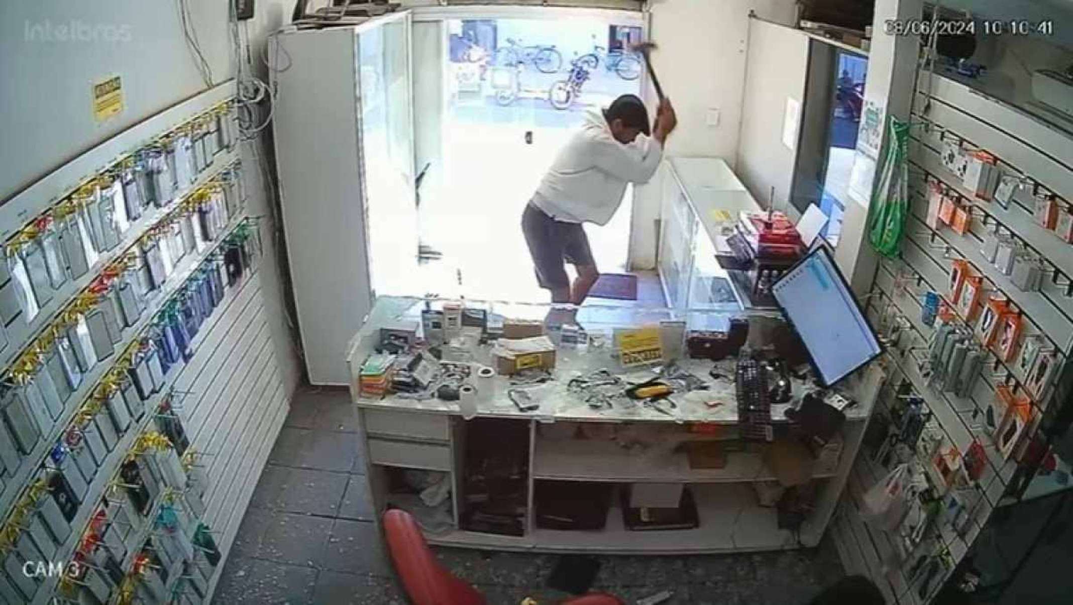 Homem destrói loja de celular com marreta em Montes Claros