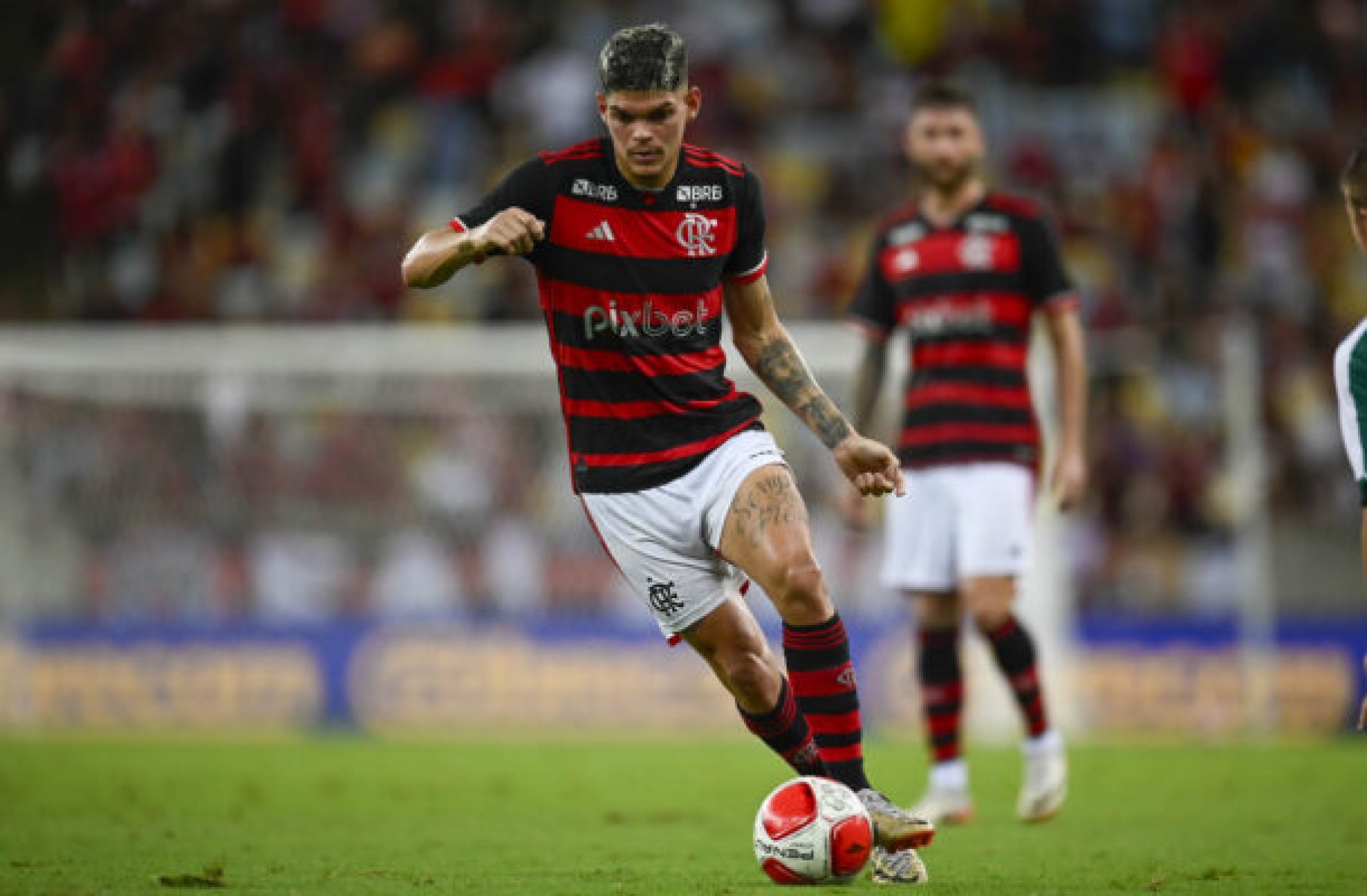 Flamengo trabalha para ter Ayrton Lucas diante do Grêmio