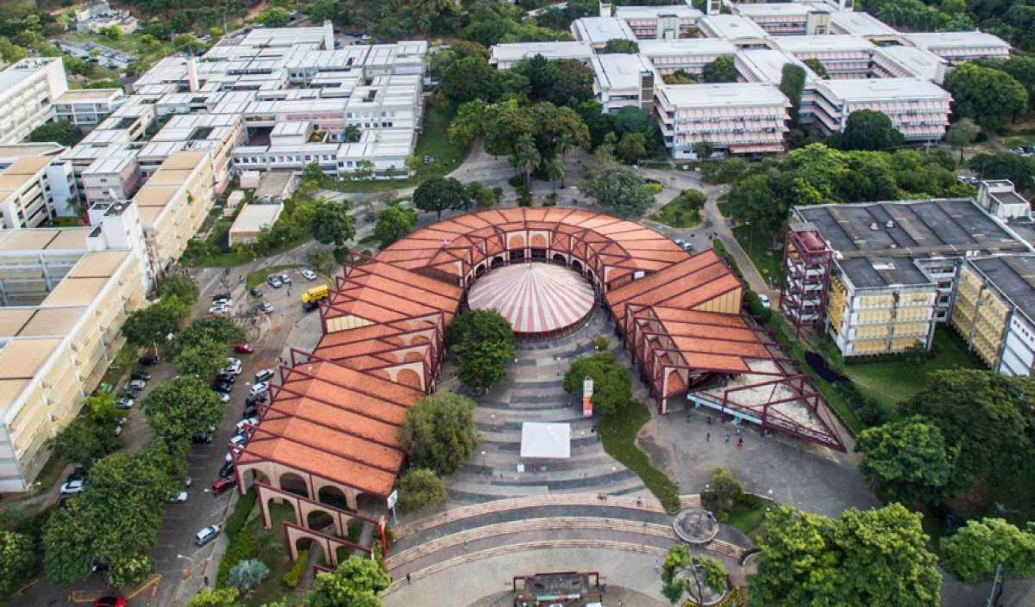 Imagem aérea da Universidade Federal de Minas Gerais contendo prédios e a praça central.