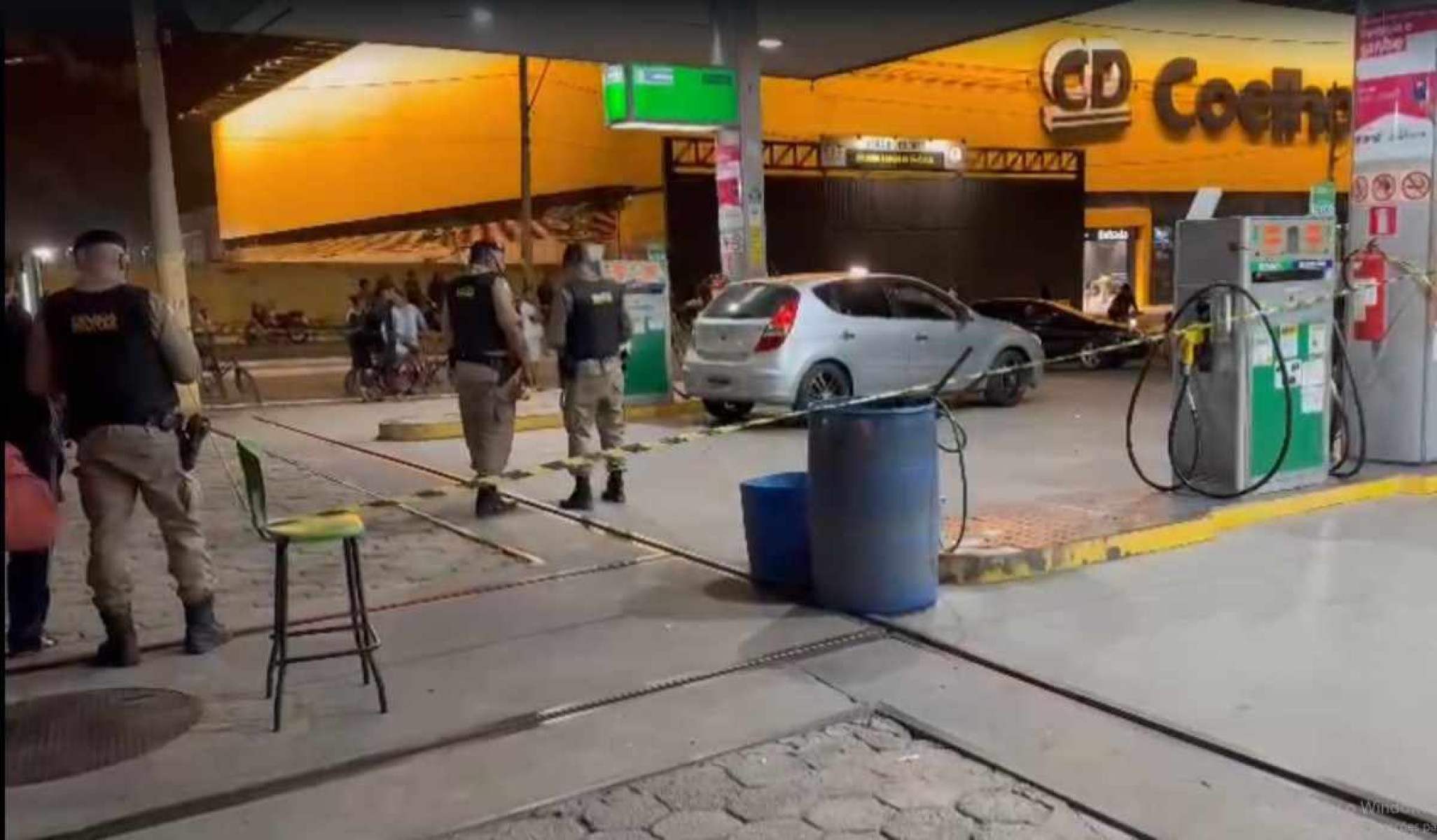 Homem é executado a tiros ao parar carro para abastecer em cidade de MG
