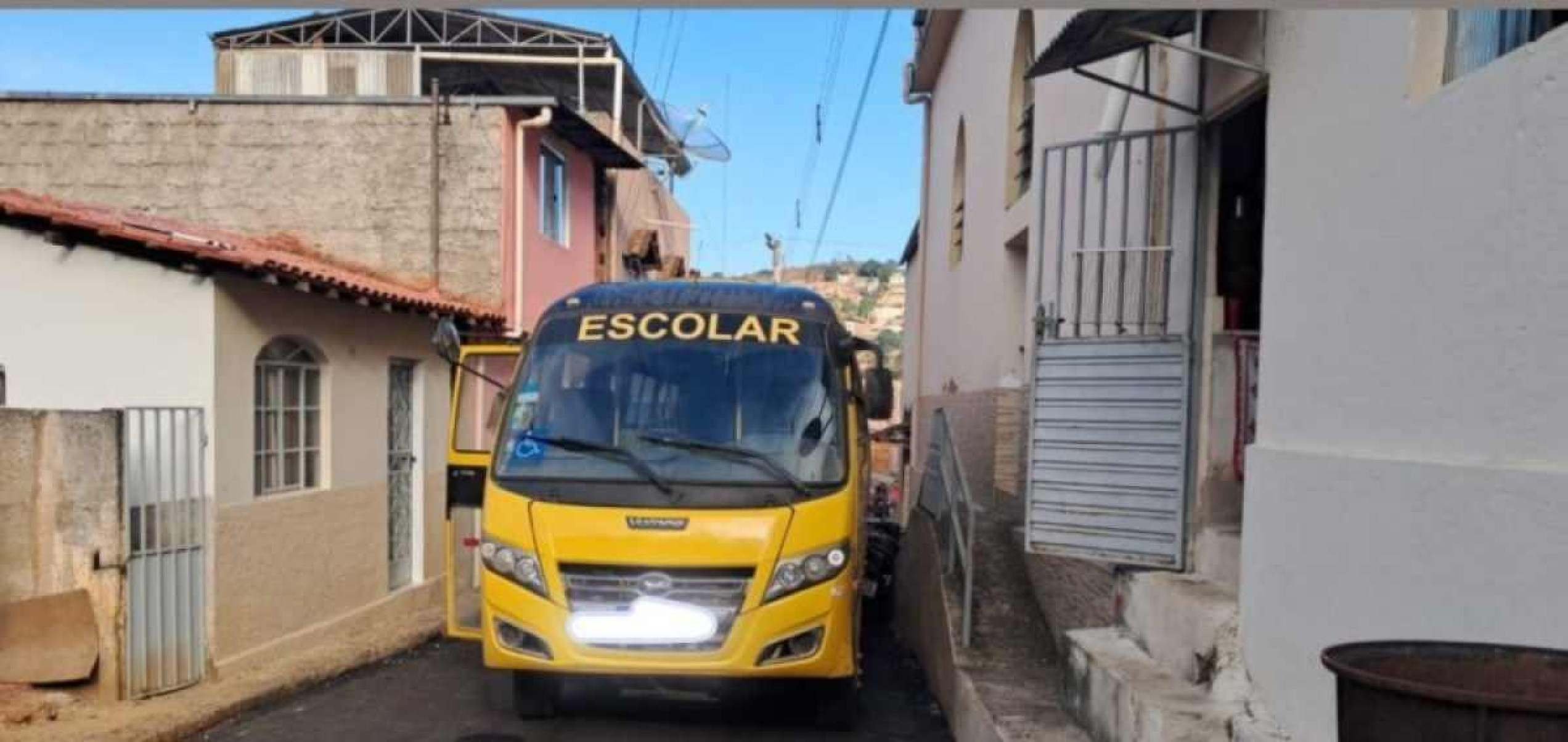 Homem bêbado furta ônibus escolar e se envolve em acidente