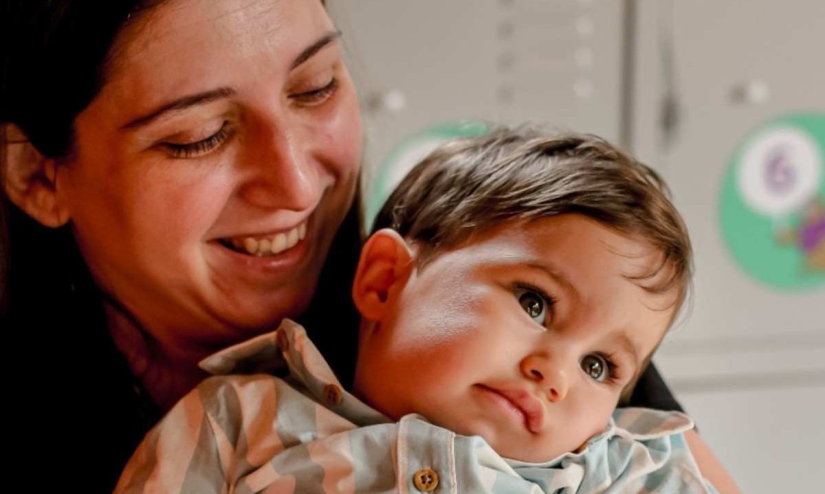 Diagnosticado com a síndrome de Prader-Willi, Alex tem um ano e três meses e é filho dos refugiados sírios Yara Abdouch (na foto) e Mazen Kara  -  (crédito: Bruno Cantini/Divulgação)