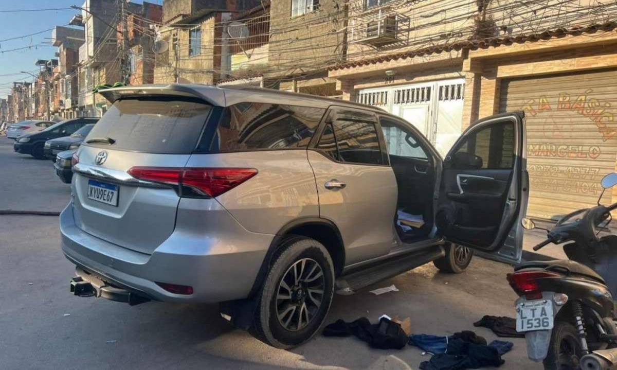 Um dos carros apreendidos na operação da Polícia Civil do Rio -  (crédito: Cyro Neves / Tupi)