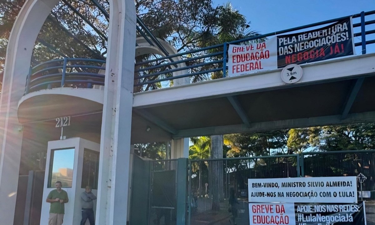 Grevistas fecham campus Santa Mônica da Universidade Federal de Uberlândia -  (crédito: Rede de Noticias)