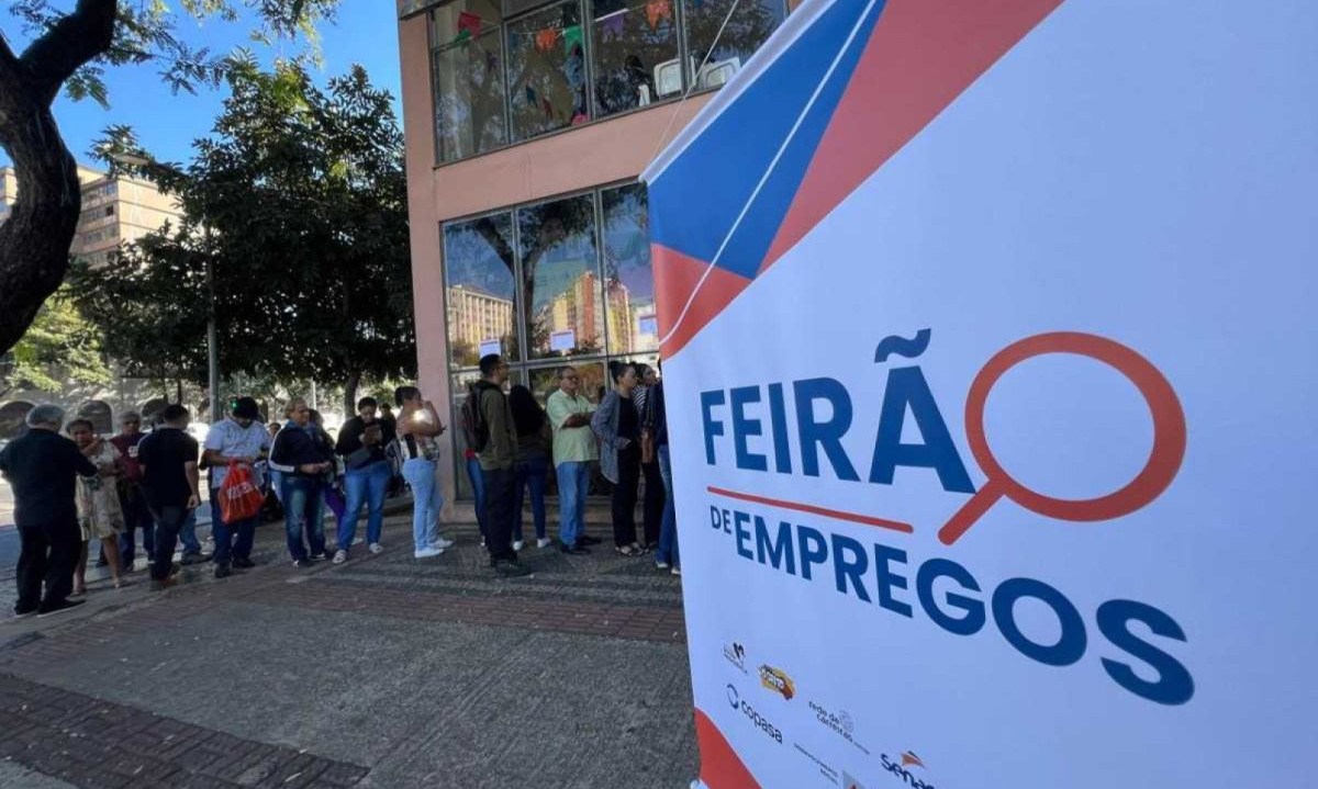 Cidadãos comparecem ao Feirão de Empregos promovido pelo Governo de Minas em busca de uma oportunidade -  (crédito: Edesio Ferreira/EM/D.A Press)