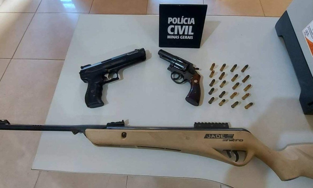 Polícia Civil apreendeu uma arma de fogo com cartuchos, duas armas de pressão e um celular -  (crédito: PCMG/Divulgação)