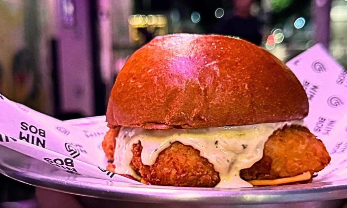 O Nimbos Bar tem um hambúrguer de peixe, o LuliFish, que faz o maior sucesso, mas não fica sempre no cardápio. Então, quando a casa anuncia sua presença, causa o maior frisson

 -  (crédito: Vitor Velloso/Divulgação)