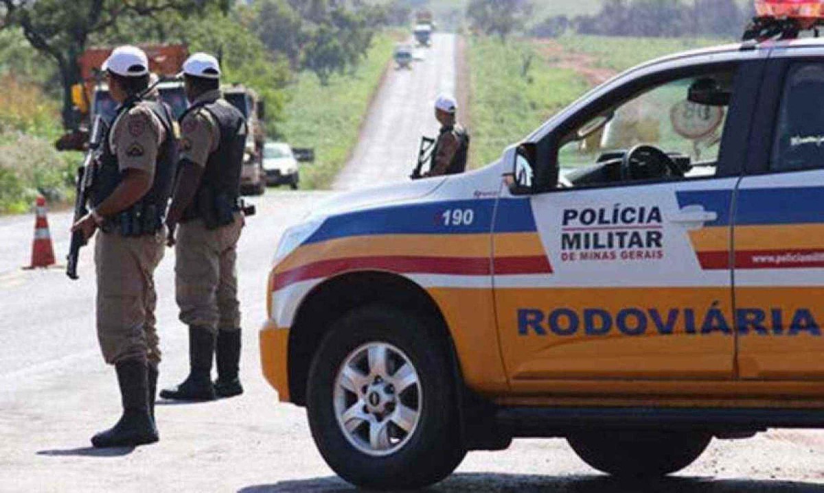 Polícia remove caminhonete da Funai que estava sem licenciamento em rodovia de MG -  (crédito:  PMRv/ Reprodução)