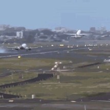 Avião pousa perto de jato que decolava em pista da Índia; veja vídeo - Reprodução/X/@Eventmund
