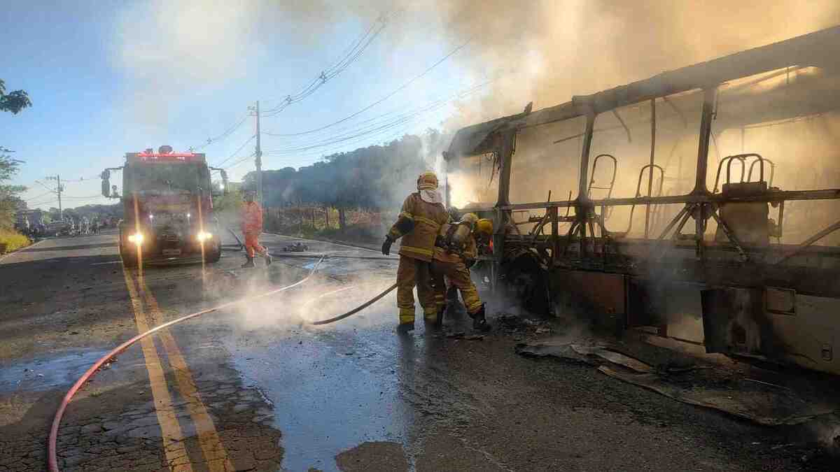 Motorista evacua ônibus com 12 passageiros antes de incêndio tomar veículo - CBMG