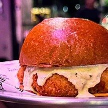 McFish mineiro: hambúrguer de peixe de BH também coleciona fãs e é sazonal - Vitor Velloso/Divulgação