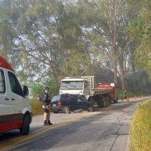 Acidente entre carro e caminhão na MG-135 deixa três mortos - Divulgação/CBMMG