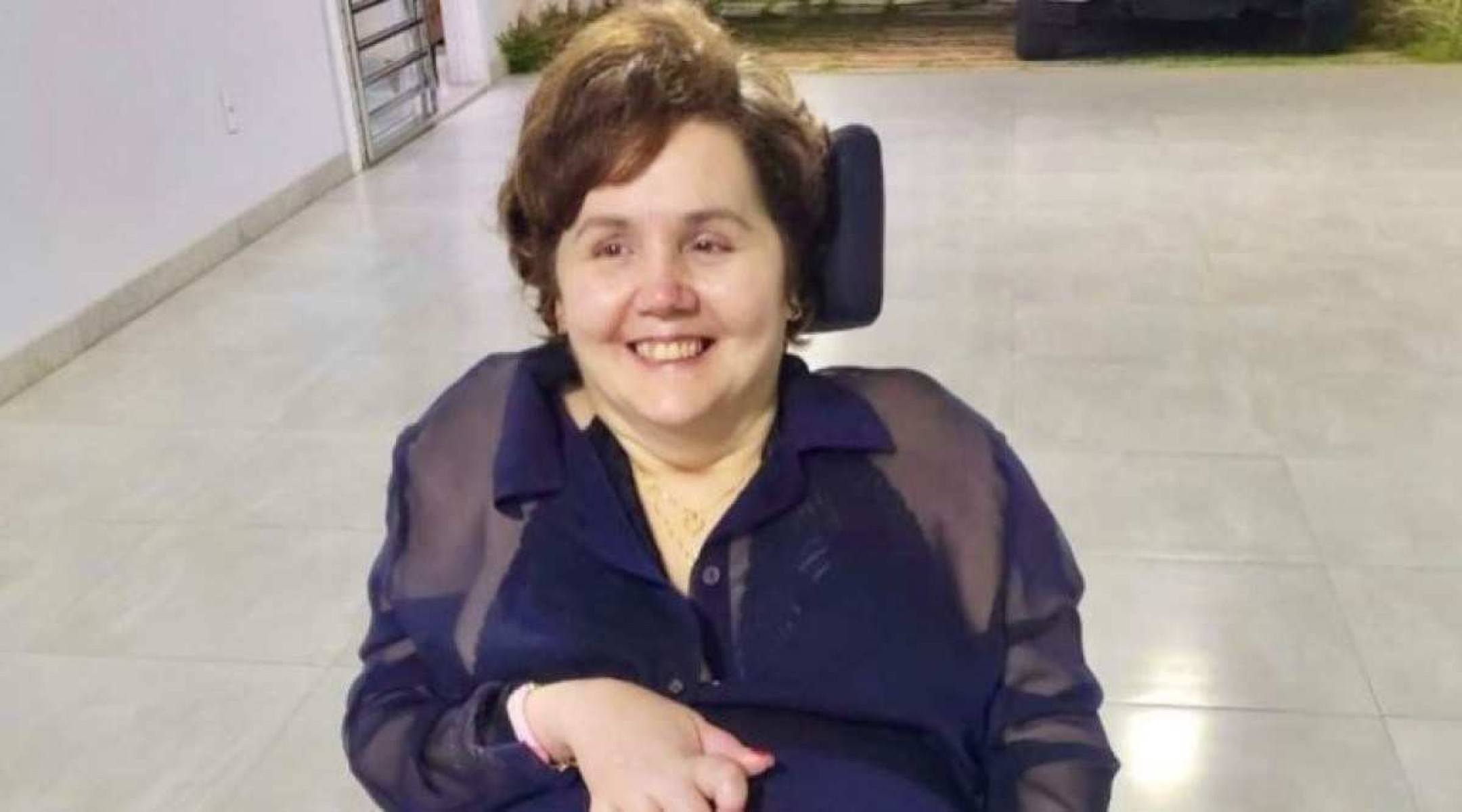 Morre jornalista que virou pintora após ficar tetraplégica, aos 52