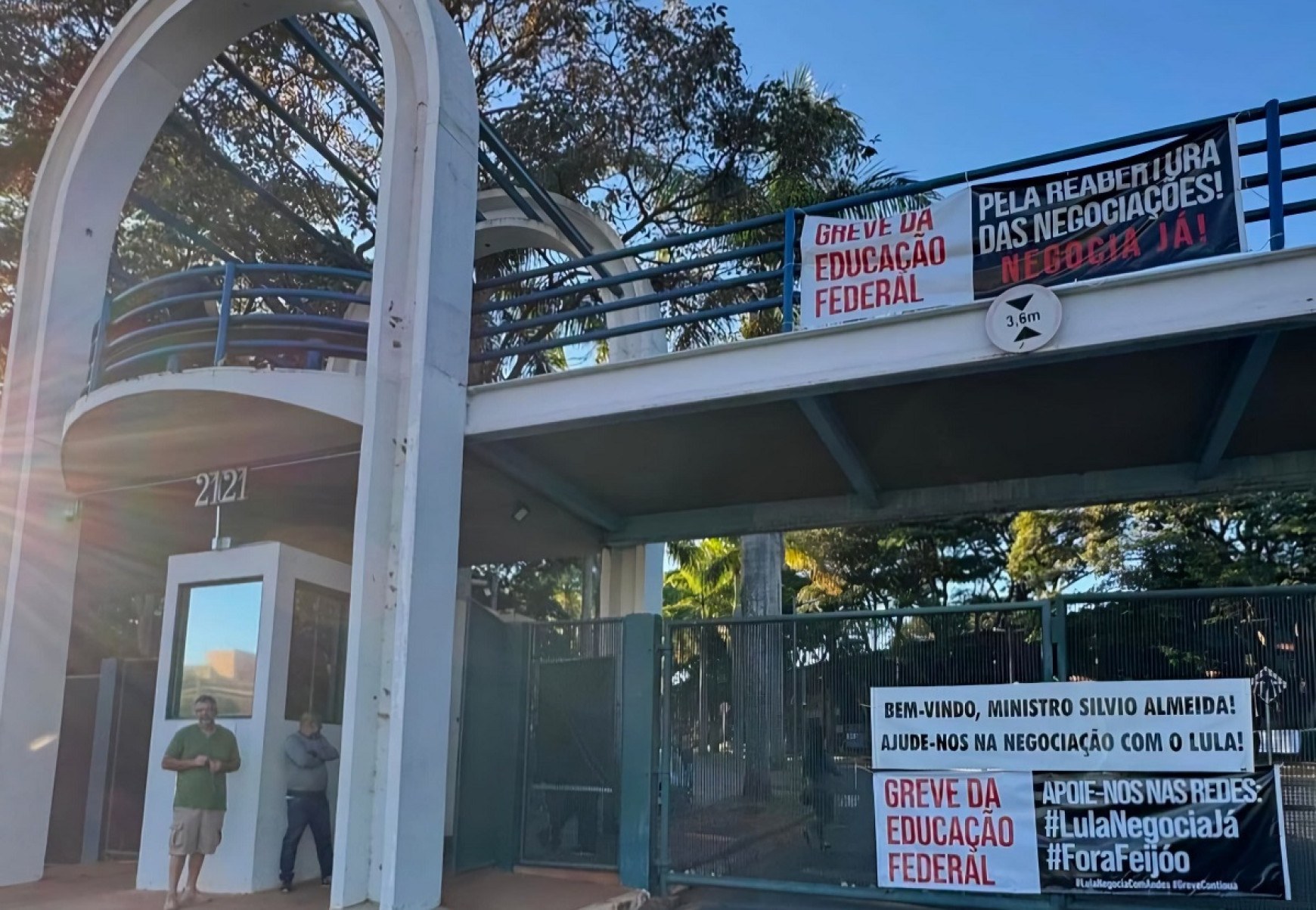 Grevistas fecham campus da Universidade Federal de Uberlândia, em MG