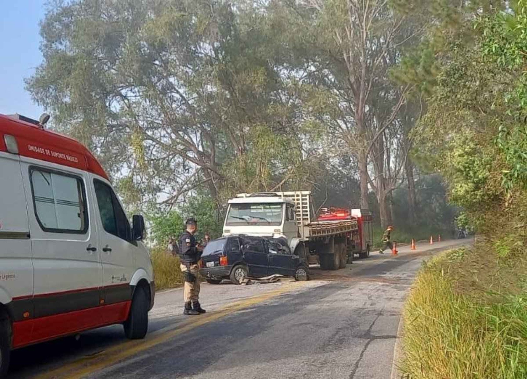 Acidente entre carro e caminhão na MG-135 deixa três mortos