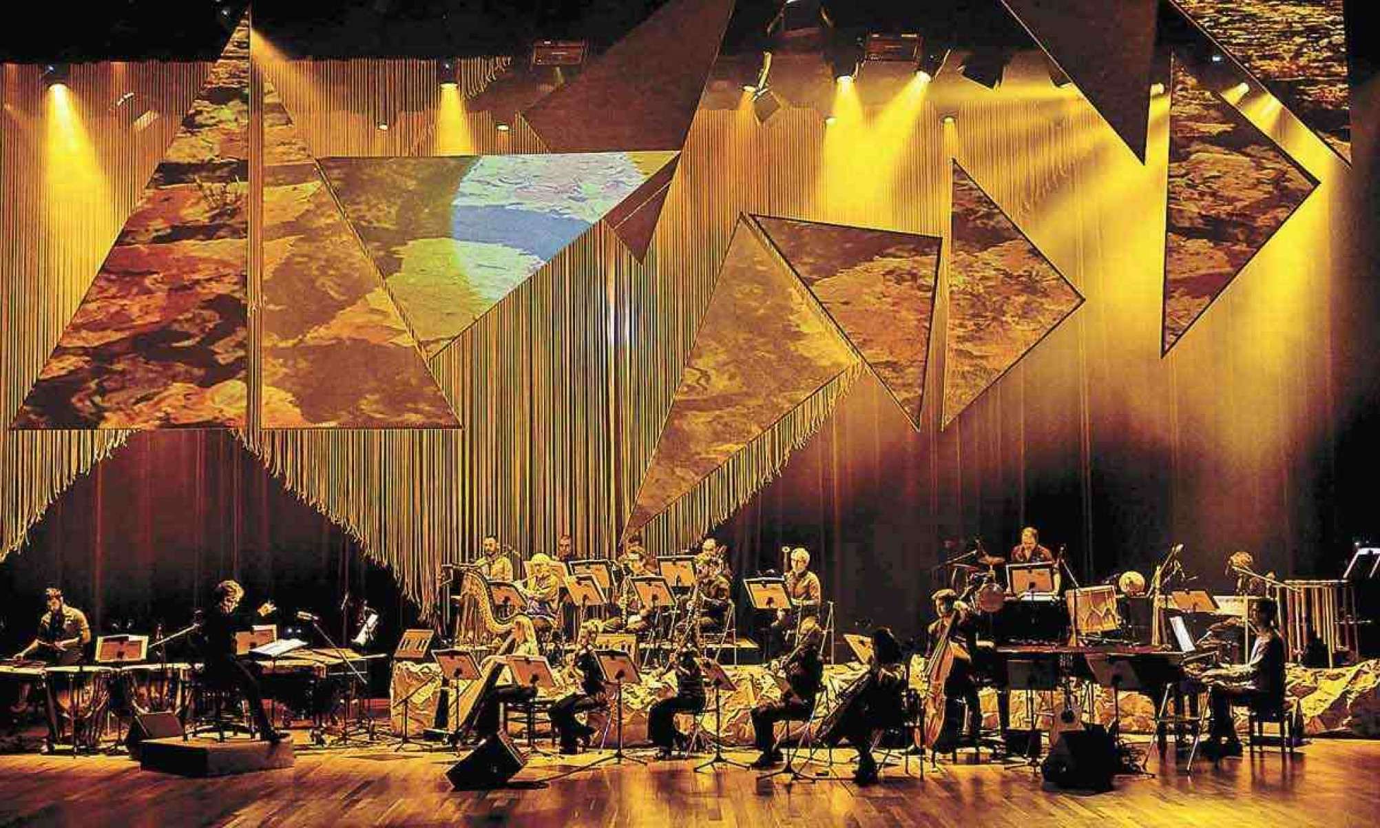 Foto de orquestra de câmera se apresentando no palco