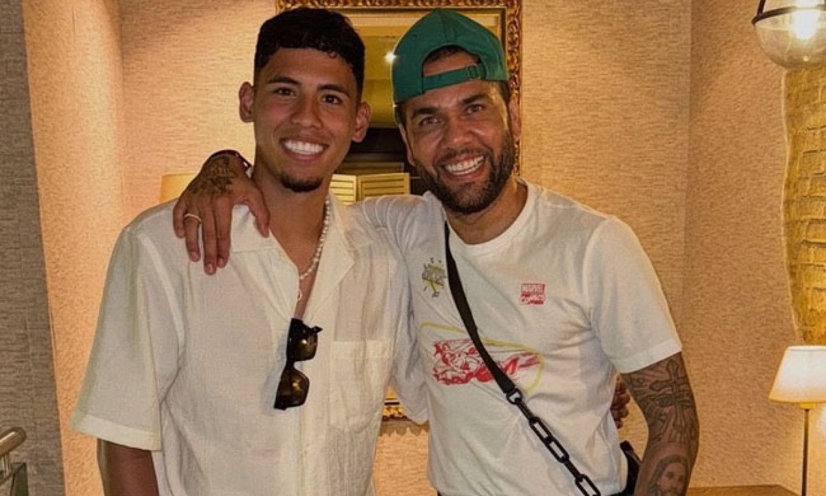 Jovem atacante publica foto com Daniel Alves, faz elogios e revolta torcedores: ‘Nojo’ -  (crédito: No Ataque Internacional)