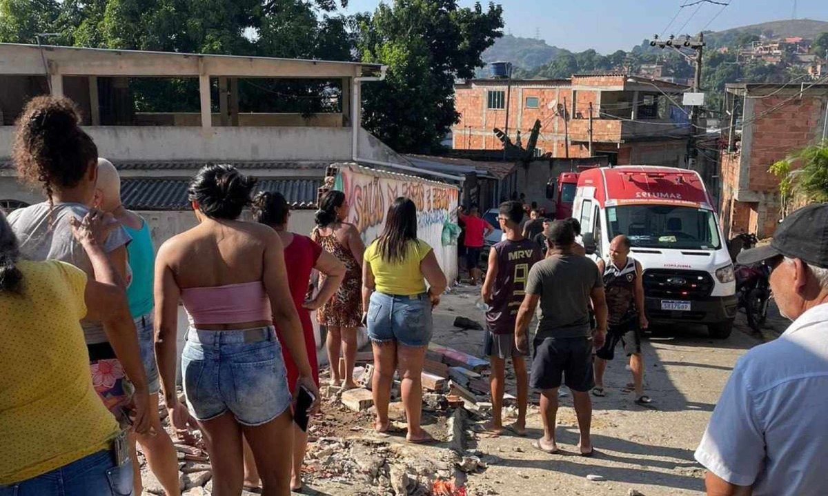 Moradores e vizinhos na casa invadida por caminhão, no Rio de Janeiro -  (crédito: Reprodução/Redes sociais)