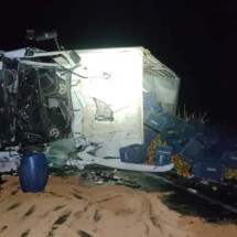 Acidente com caminhão e carreta mata uma pessoa e fecha rodovia em Minas - CBMMG