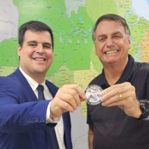 Bolsonaro dá medalha de 'imorrível, imbrochável e incomível' para Engler - Reprodução/Redes Sociais