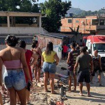 Caminhão invade casa, mata uma pessoa e fere duas
