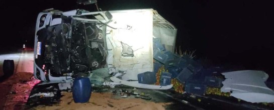 Acidente com caminhão e carreta mata uma pessoa e fecha rodovia em Minas