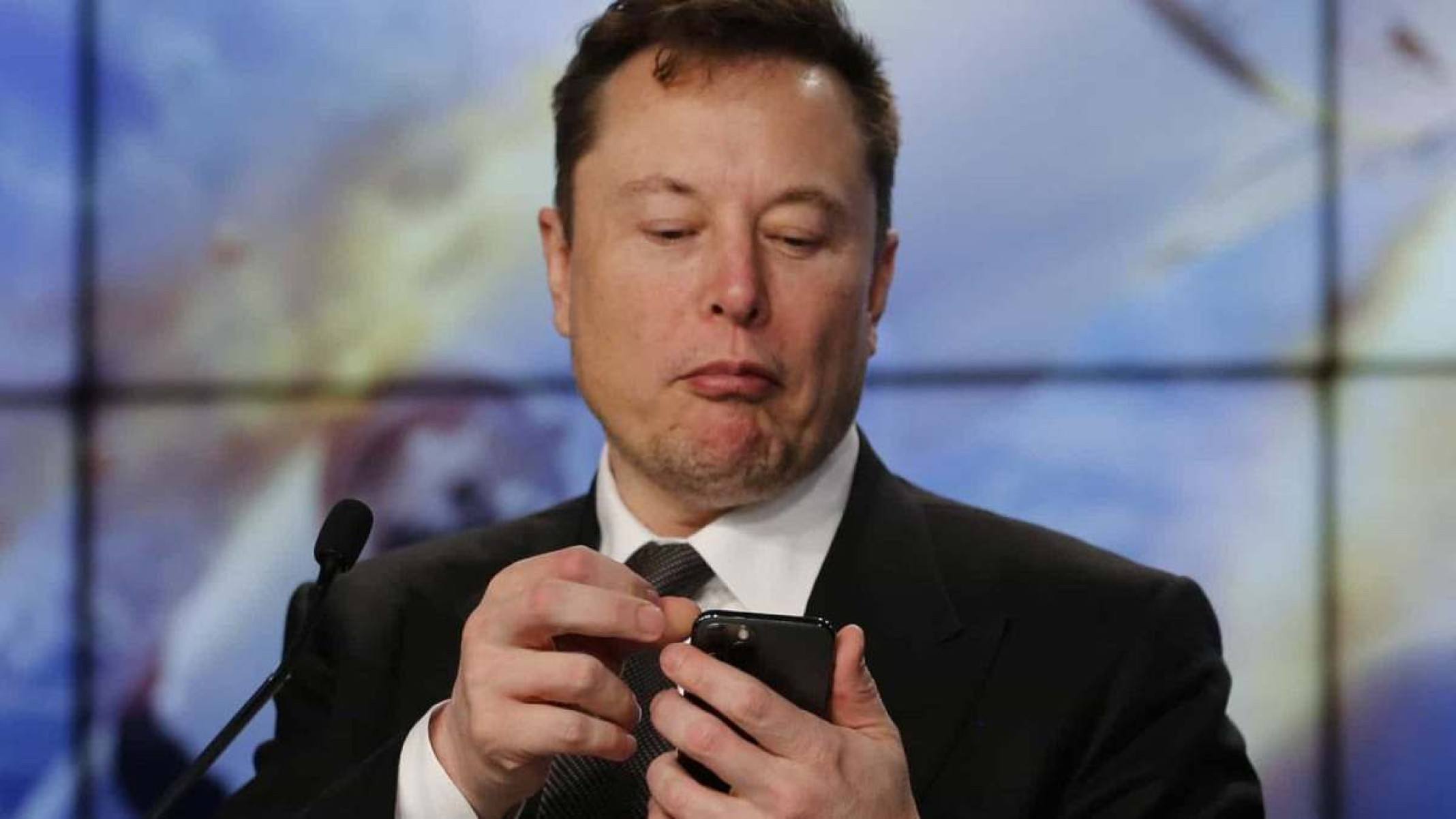 Musk ‘declara guerra’ à Apple e deseja banir iPhones em suas empresas