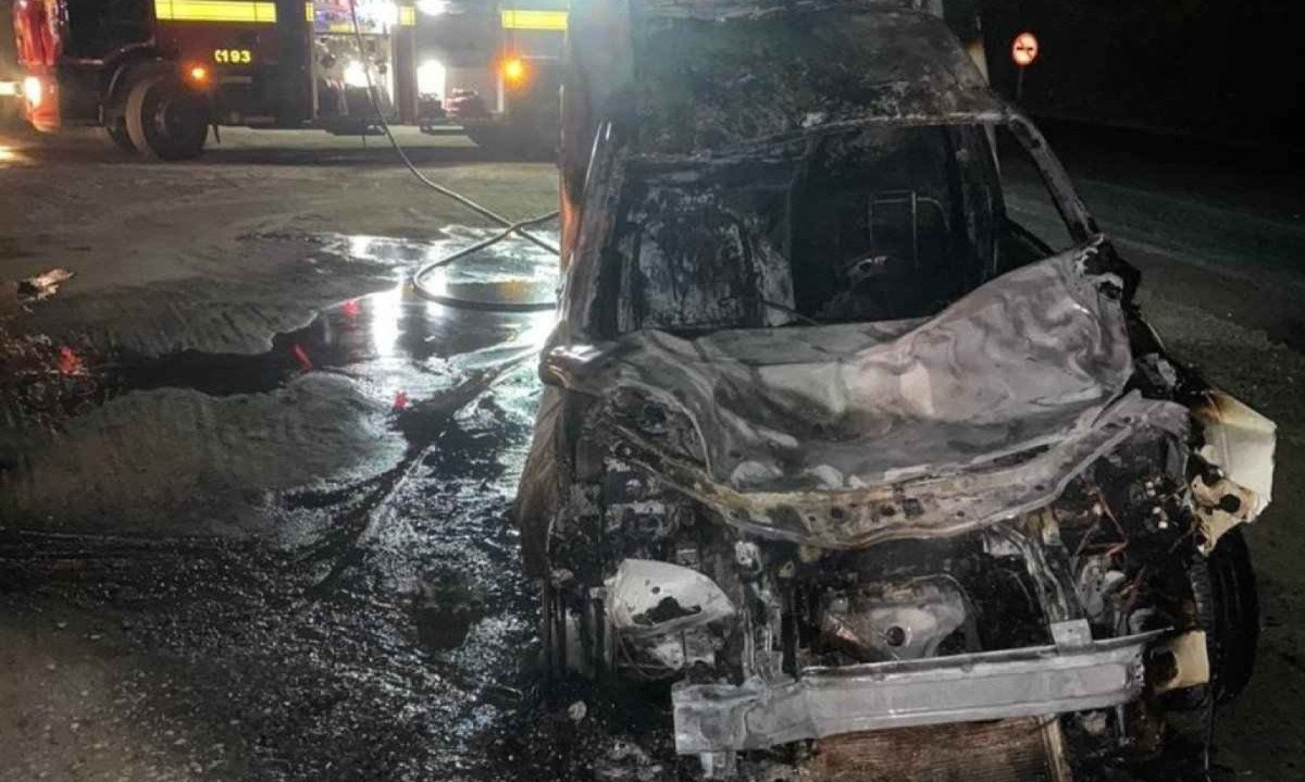 Fogo consumiu parte dianteira da ambulância -  (crédito: CBMMG)