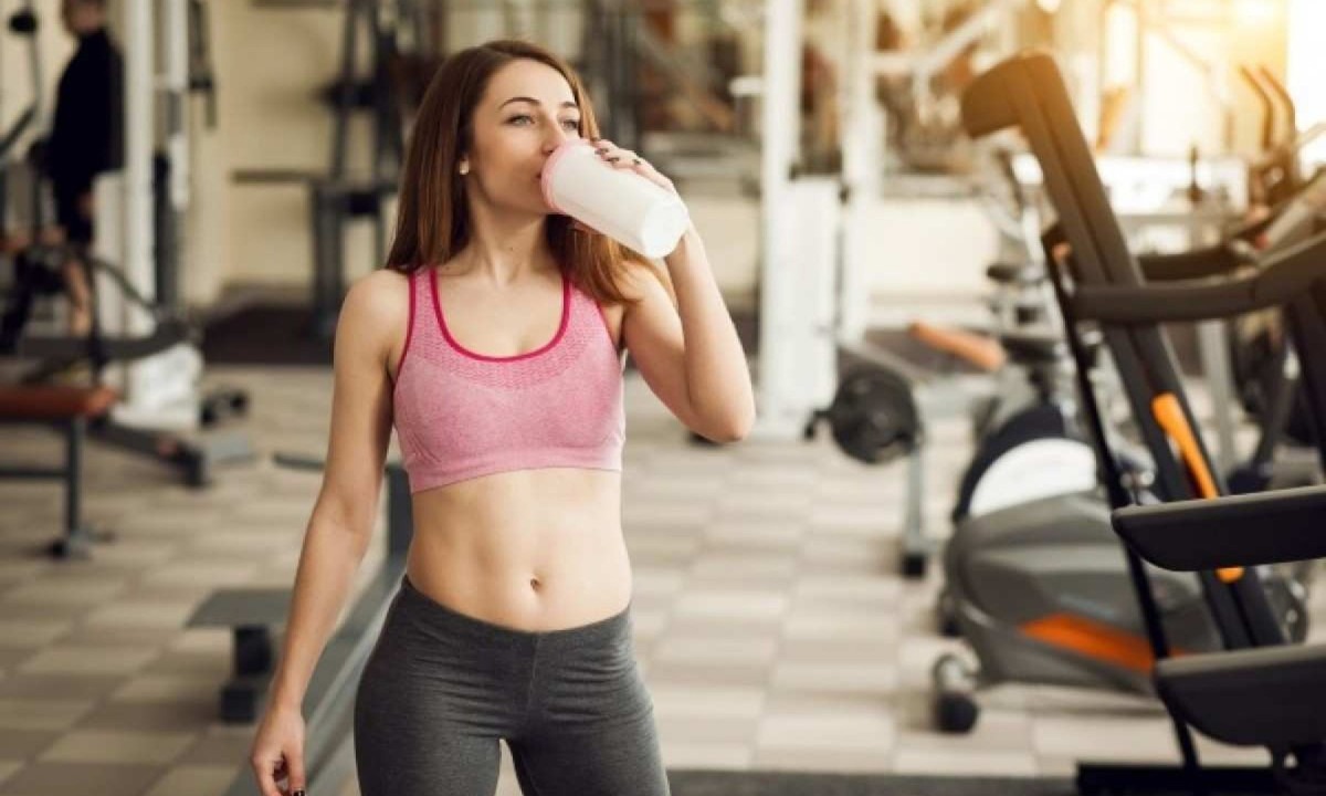 Ter o hábito de tomar bebidas e shakes proteicos é comumente ligado à atletas e adeptos de atividade física  -  (crédito: Freepik)