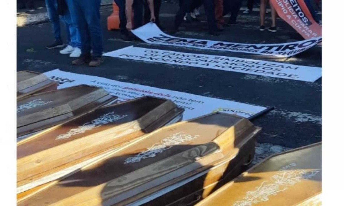 Policiais levam caixões em protesto contra Zema, em Araxá, terra natal do governador -  (crédito: Aspra/PMBM / Divulgação)