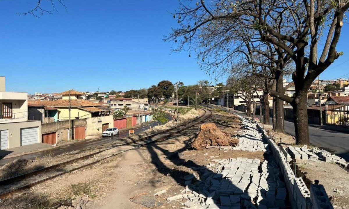 Partes do muro foram derrubadas por moradores indignados -  (crédito: Edésio Ferreira/EM/D.A.Press)