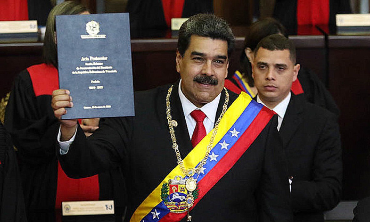 O país é hoje governado por Nicolás Maduro (foto), braço direito de Hugo Chávez, que comandou o país de 1999 até a sua morte, em 2013. A mão de ferro do governo é marcada por uma pesada política de transferência de renda dos ricos para os pobres.  -  (crédito: Presidencia El Salvador)