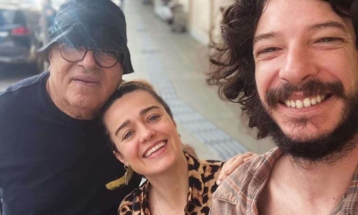 No Dia dos Namorados, Karine Carvalho contou que vive um trisal com o música baiano Cézar Mendes e o diretor Fred Siewerdt -  (crédito: Reprodução/Instagram)