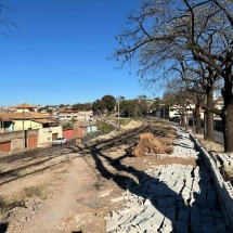 Moradores derrubam muro construído em linha férrea no Barreiro, em BH - Edésio Ferreira/EM/D.A.Press