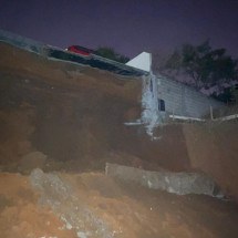 Desabamento de muro obriga moradores a abandonar prédio em Pedro Leopoldo - CBMMG