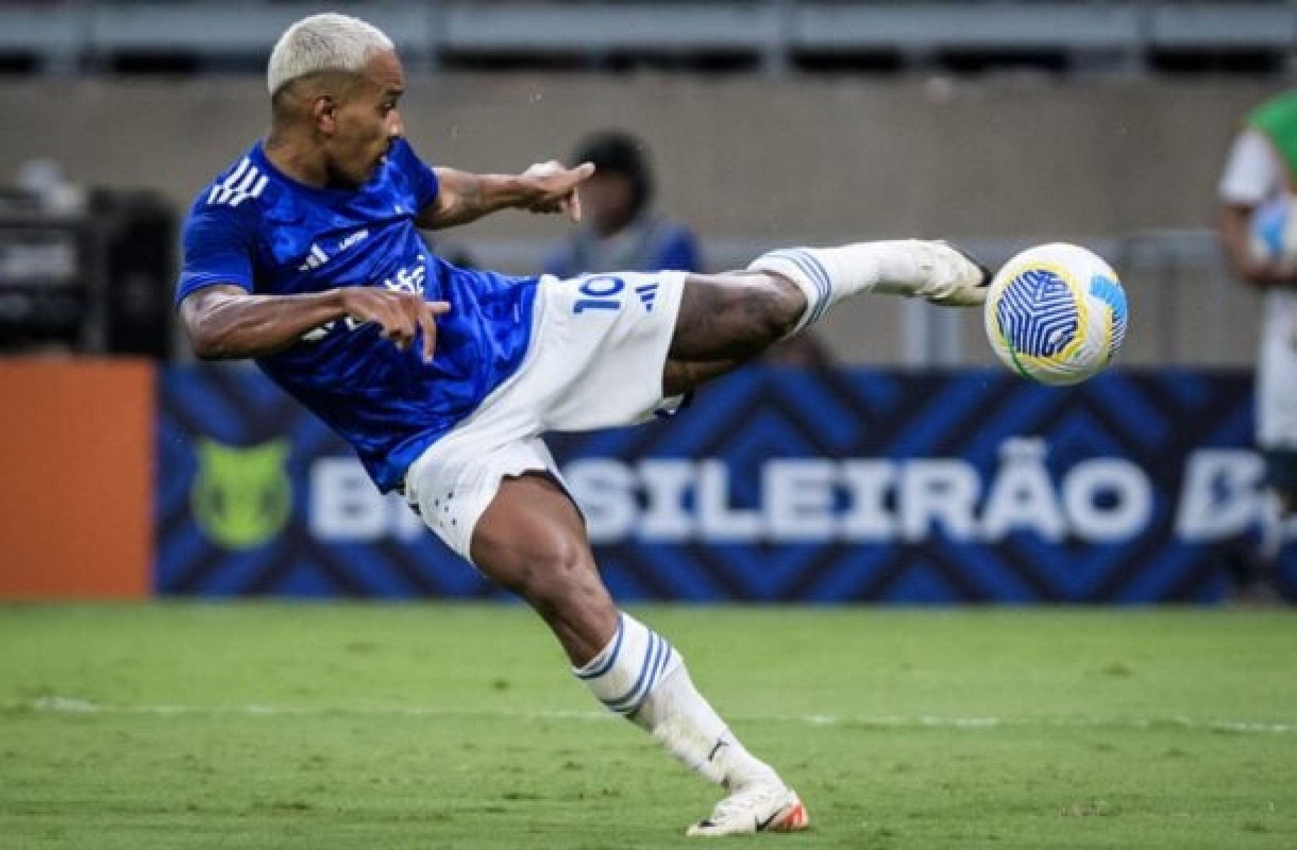 Com futuro indefinido no Cruzeiro, Matheus Pereira fecha portas no Brasil