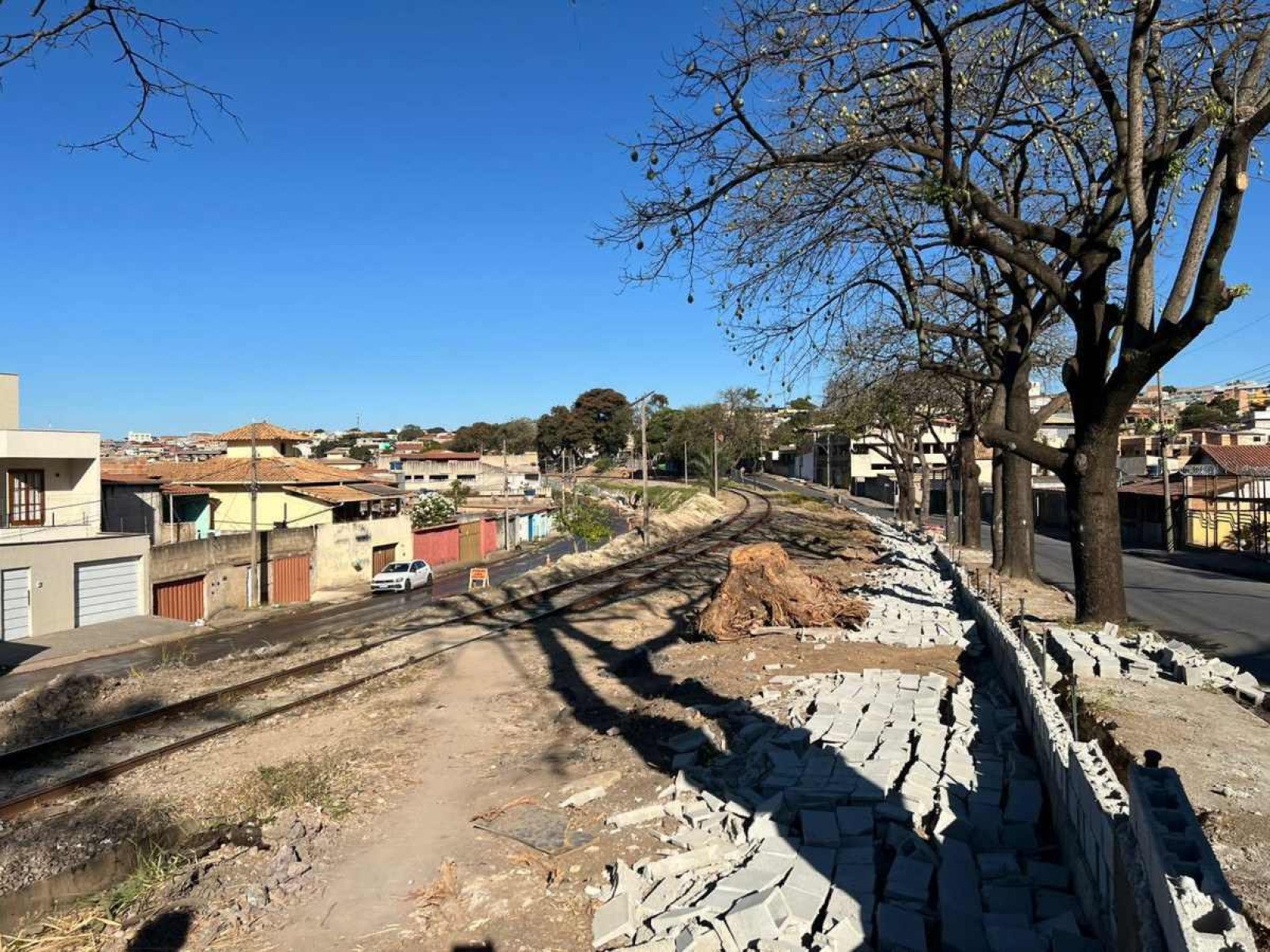 Moradores derrubam muro construído em linha férrea no Barreiro, em BH