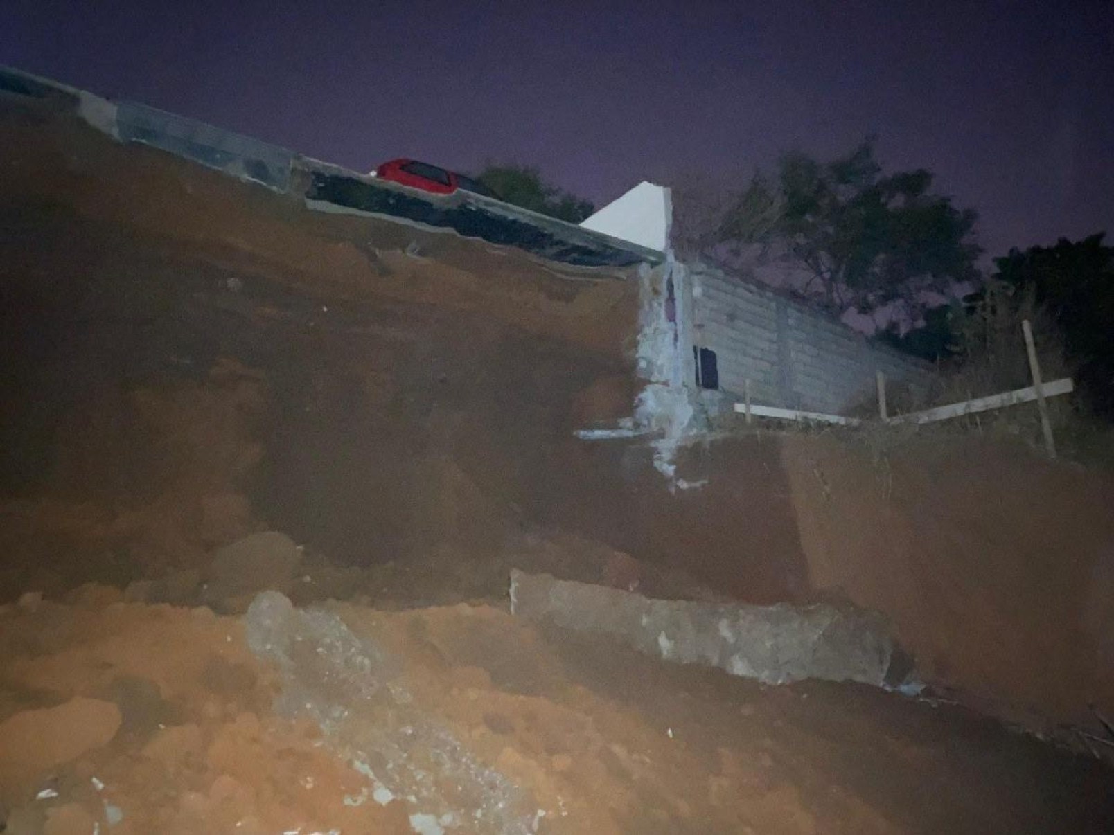Desabamento de muro obriga moradores a abandonar prédio em Pedro Leopoldo