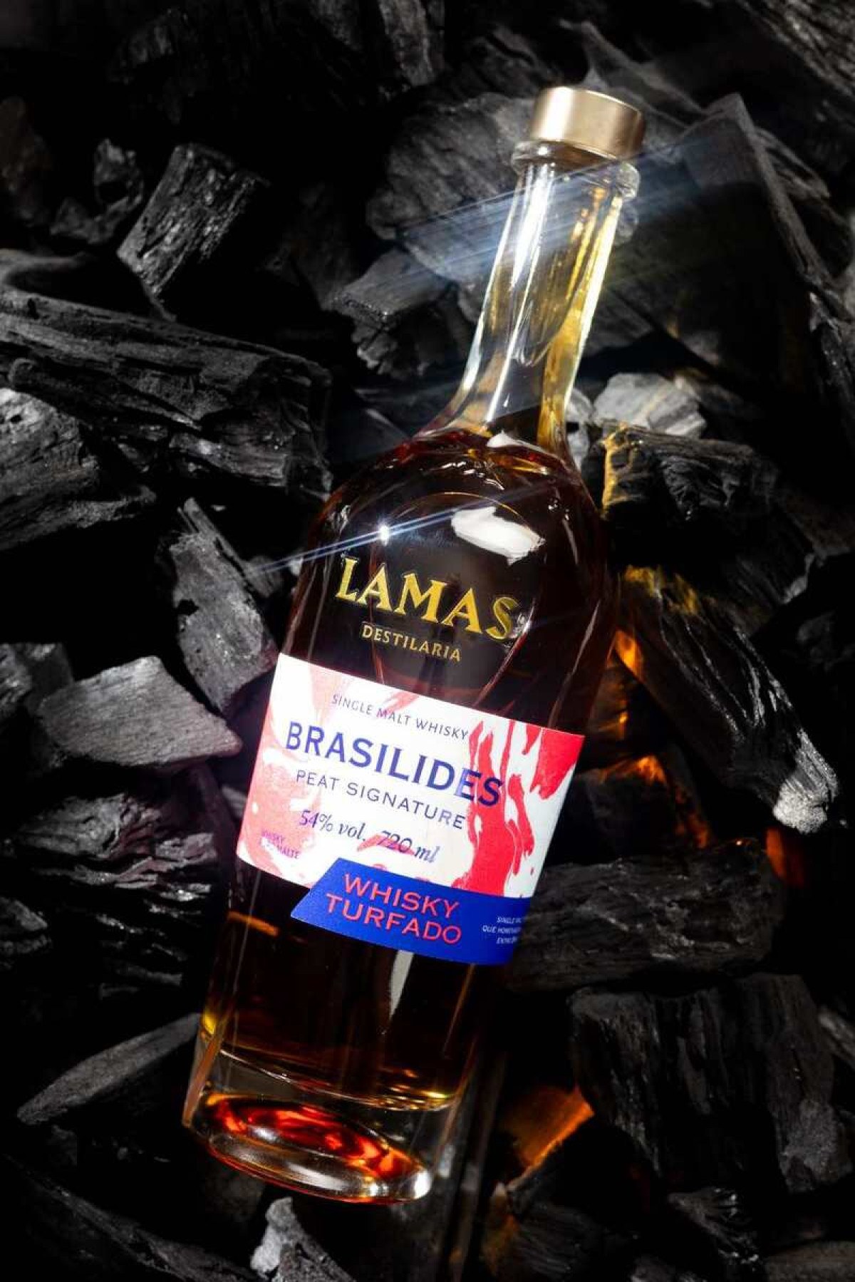A destilaria Lamas segue os padrões da Escócia para produzir o Brasilides, seu primeiro uísque 100% turfado, que passa pelo processo de defumação com a turfa