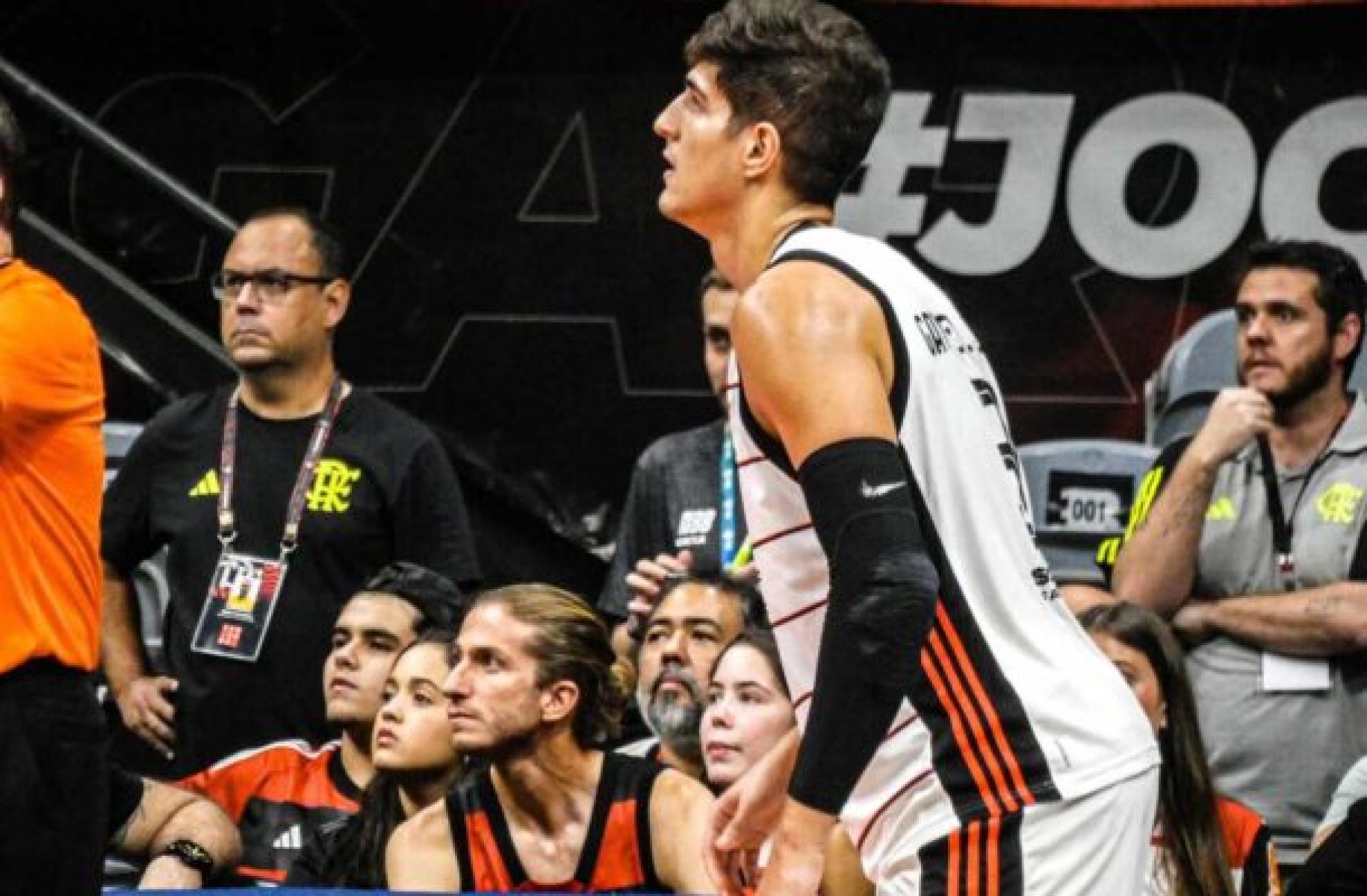 Filipe Luís vai à final do Flamengo no basquete e fala sobre cargo no sub-20: ‘Motivado’