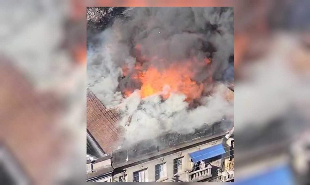 Imagem do alto de incêndio que atinge imóvel no Centro de Petrópolis (RJ) -  (crédito: Reprodução/Redes sociais)