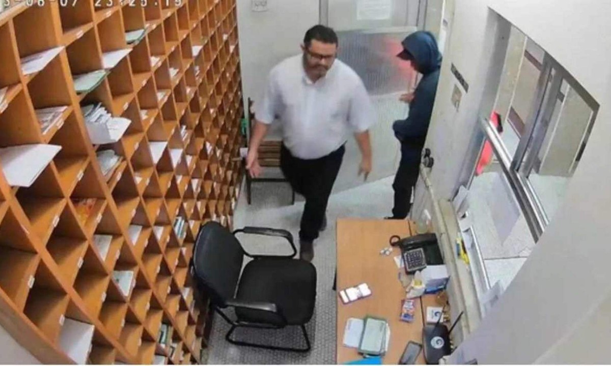 Imagem de câmera de segurança mostra o porteiro pouco antes do crime e Fagner Chamarelli, de capuz -  (crédito: Câmera de circuito interno de segurança)