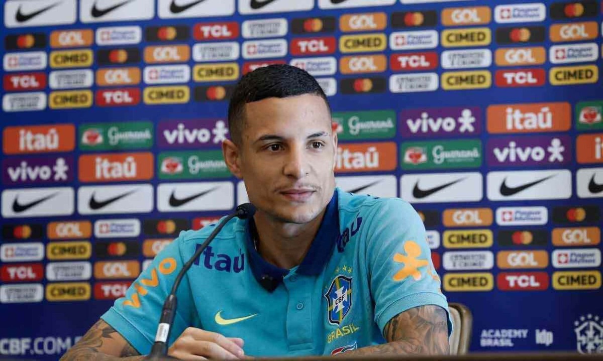 Lateral Guilherme Arana, servindo à Seleção Brasileira, é um dos vários desfalques do Galo nos próximos jogos do Brasileiro -  (crédito: Rafael Ribeiro/CBF)