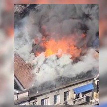 Vídeo: incêndio de grandes proporções atinge imóvel em Petrópolis (RJ) - Reprodução/Redes sociais