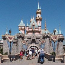 Casal morou em parque da Disney por 16 anos ‘escondido’ do público - wikimedia commons Tuxyso