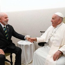 Lula recebe o Papa Francisco na cúpula do G7 - Handout / VATICAN MEDIA / AFP