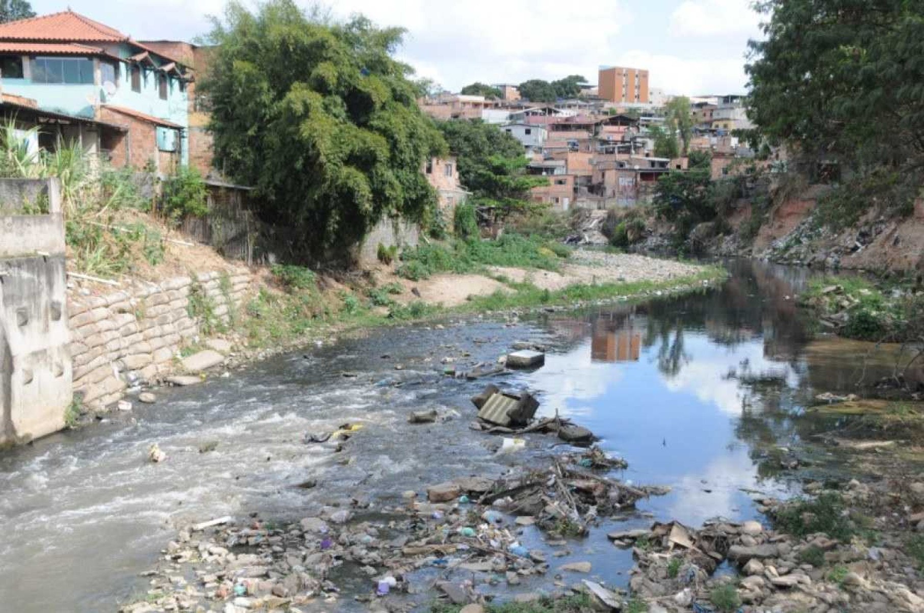 45% dos brasileiros não têm rede de esgoto e milhões vivem sem água potável